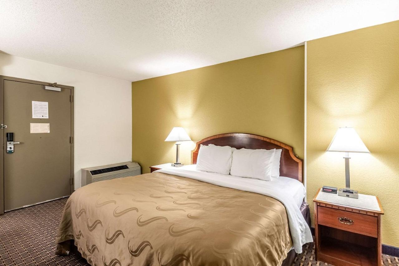 Quality Inn Milwaukee- Brookfield Ngoại thất bức ảnh