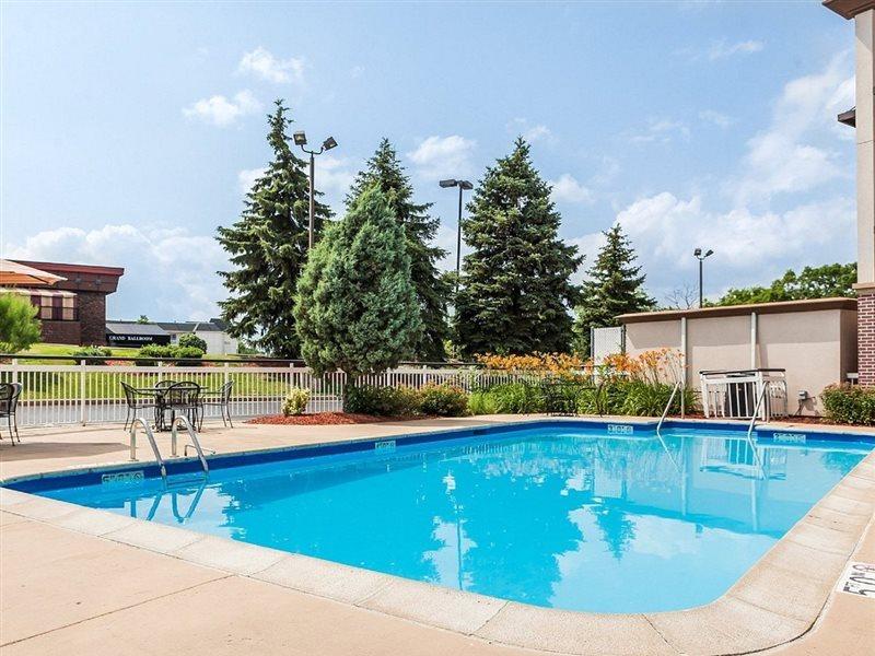 Quality Inn Milwaukee- Brookfield Ngoại thất bức ảnh